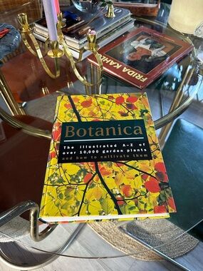 Botanica: The Illustrated A-Z of Over 10,000 Garden Plants